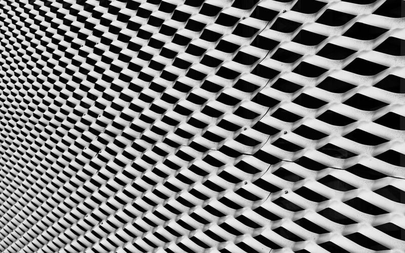 Expanded metal mesh sheet with diamond-shaped openings
